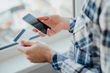 Kart ve akıllı telefon holding adam eller