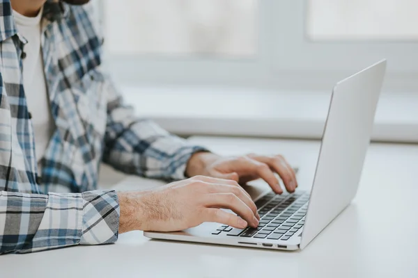 Mann tippt auf Laptop — Stockfoto