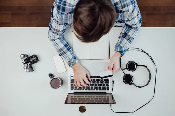 Person kauft online mit Kreditkarte ein — Stockfoto