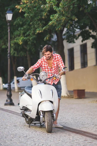 Man starts his scooter — Stock Photo, Image