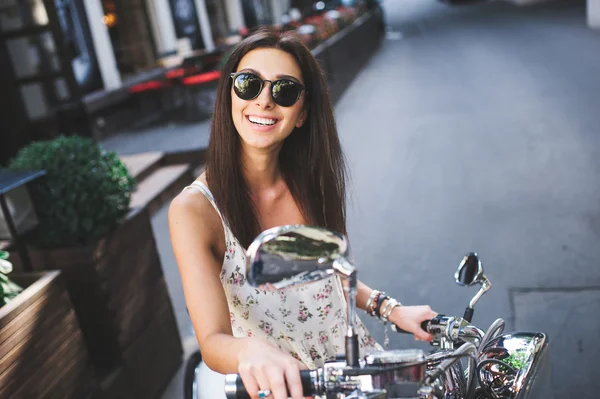 Jeune fille attrayante sur scooter — Photo