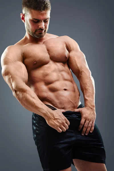 Bodybuilder man visar hans abs — Stockfoto
