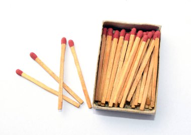 Kibrit kutusu ve diğer 4 kibrit kutusu beyaz arkaplanda izole