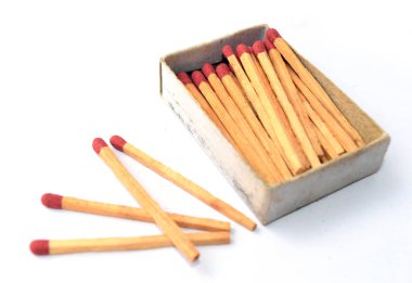 Kibrit kutusu ve diğer 4 kibrit kutusu beyaz arkaplanda izole