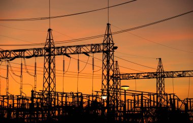 Akşam vakti yüksek voltajlı siluet elektrik direği