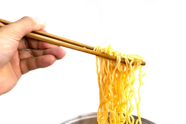 用白色背景的筷子隔离食物面拉面 — 图库照片