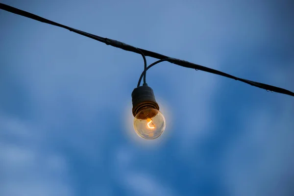 Glödlampa Ljus Kvällen Tid Utomhus — Stockfoto