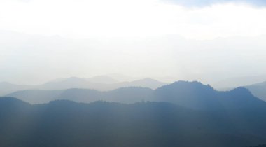 Güneşin doğuşunun manzarası Kuzey Tayland dağ sıralarında akşam katmanı