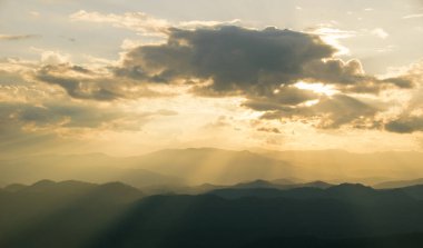 Güneşin doğuşunun manzarası Kuzey Tayland dağ sıralarında akşam katmanı