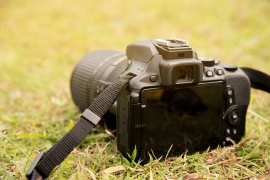 Yeşil çimenlerin üzerindeki DSLR kamerasını kapat