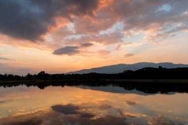 Gece Bulutlu Gökyüzü su gölü yüzeyine yansıyor
