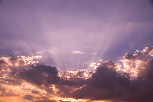 Sonne Scheint Und Wolken Lila Himmel — Stockfoto