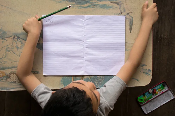 Kinder Halten Bleistift Und Schreiben — Stockfoto