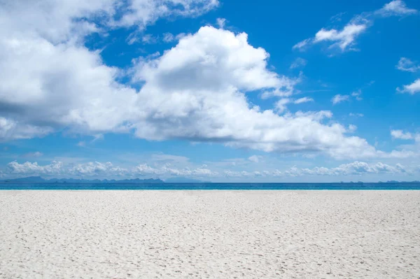 Praia Branca Nuvem Branca Céu Azul Verão — Fotografia de Stock