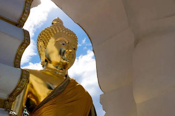 Vista Para Cima Estátua Buda Ouro Arco Tailândia — Fotografia de Stock