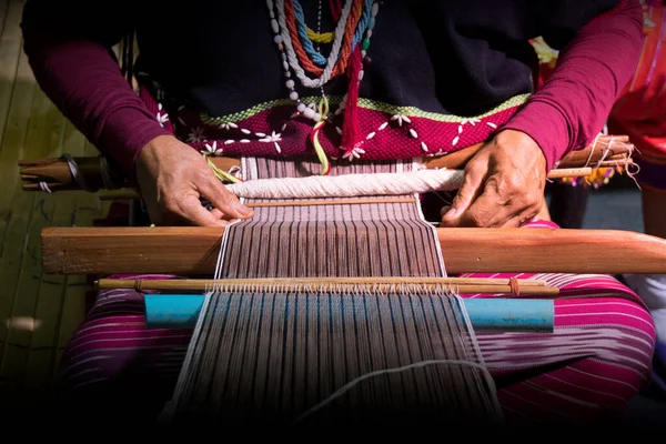 Karen kabilesinin el yapımı dokumasını kapat.