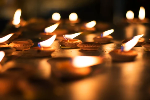Закрийте Лампочки Або Освітлена Свічка Поклоніння Будді Вночі — стокове фото