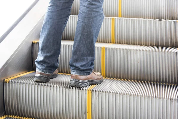 Jambe Rapprochée Des Hommes Portent Des Jeans Des Chaussures Cuir — Photo