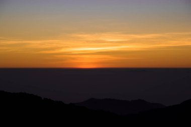 Doi Inthanon Chiangmai Tayland 'da gün batımı ve dağ manzarası
