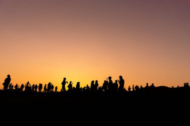 Silüet İnsanlar ve Turistler Akşamları gün batımının fotoğraflarını çekiyorlar.