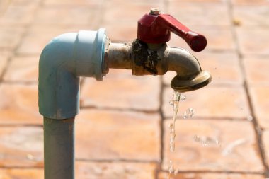 Kapalı musluk ya da bir damla su damlası ile su musluğu