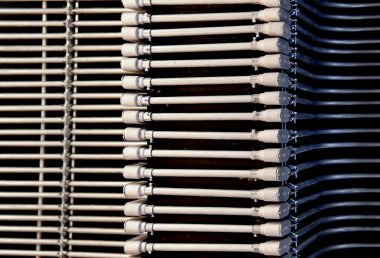 Binalardaki kablolar için Soyut Çelik boruların üst görünümü