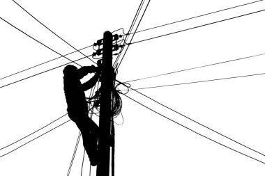 Silüet Elektrikçileri kabloları bağlamak için elektrik direklerine tırmanıyor