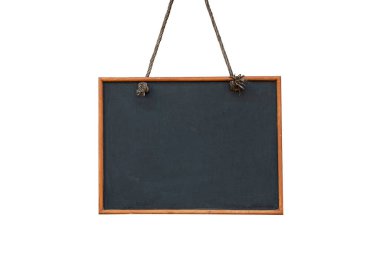 İple asılı küçük karatahta beyaz arkaplanı izole et