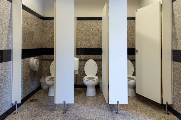 Spoeltoilet Openbare Drie Kamers Toilet Open Deur — Stockfoto