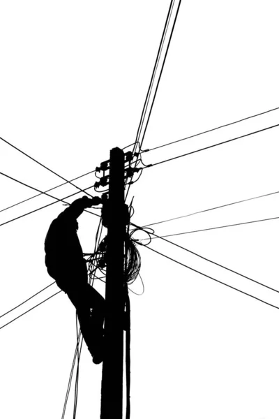 轮廓电工爬上电线杆连接电缆 — 图库照片