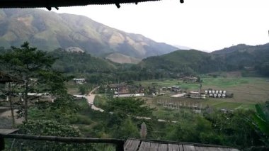 Nan Eyaleti 'ndeki Dağ Gündoğumu Puslu Tepeler ve Huzurlu Doğa Atmosferi