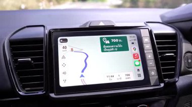 Direksiyon başında, navigasyon monitörü ve dijital araba ekranı olan gerçek zamanlı bir araç panelinin videosu. Otomobil, teknoloji, GPS navigasyon ve modern sürüş kavramları için mükemmel..