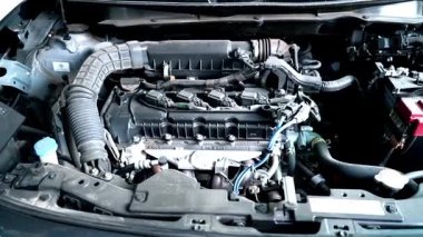 Araba Motoru Kapalı Kapaklı Kız Açık Görüntü