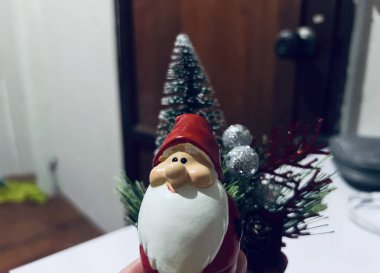 Noel Baba figürlü Noel Masası Dekorasyonları Şenlikli Tatil Ayarları