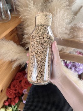 Tayland Arabika 'nın Yakın Çekimi Açık Cam Kavanozda Kahve Fasulyesi ve Rustik Aroma