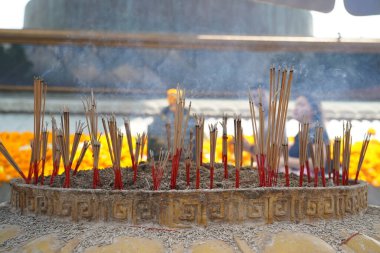 Budist Tapınağı 'nda Tütsü ve Mum Saksıları Ruhsal İbadet Atmosferi