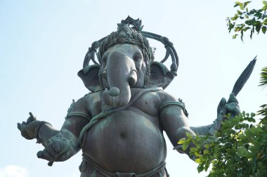 Chachoengsao Tayland 'daki Wat Phra Ganesha Tapınağı' nda ayakta duran Ganesha Heykeli