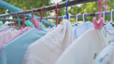 Bebek elbiselerini kapatın, çamaşır makinesinde kurutulduktan sonra askıya asılın.