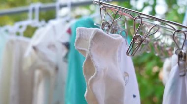 Kapat Beyaz Bebek Çorapları Giysilerde asılı Güneş Işığında Kuruyor