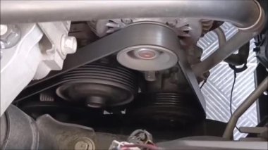 Şarjör, motor kayışının nasıl mükemmel çalıştığını gösteriyor..