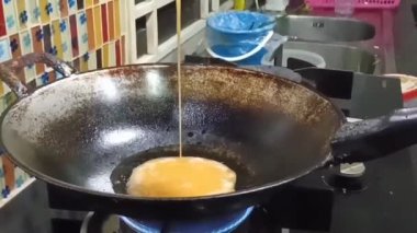 Klipte omlet nasıl kolay pişirilir gösteriliyor.