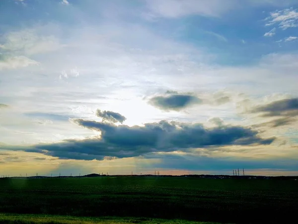 Zachód Słońca Błękitne Niebo Pośród Zielonych Pól — Zdjęcie stockowe
