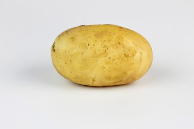 beyaz zemin üzerine taze patates