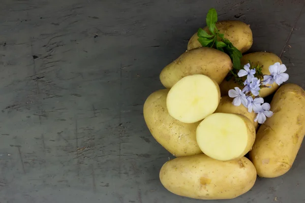 Свежий желтый картофель — стоковое фото