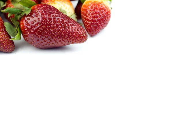 Mitad de fresa aislada sobre fondo blanco —  Fotos de Stock