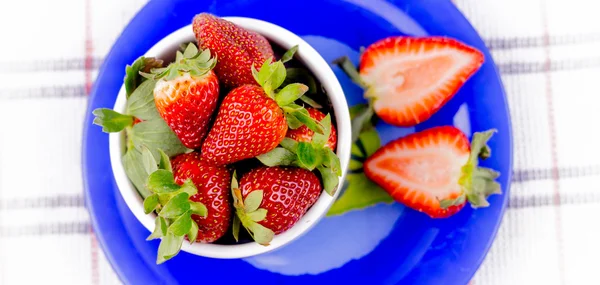 La moitié des fraises savoureuses — Photo