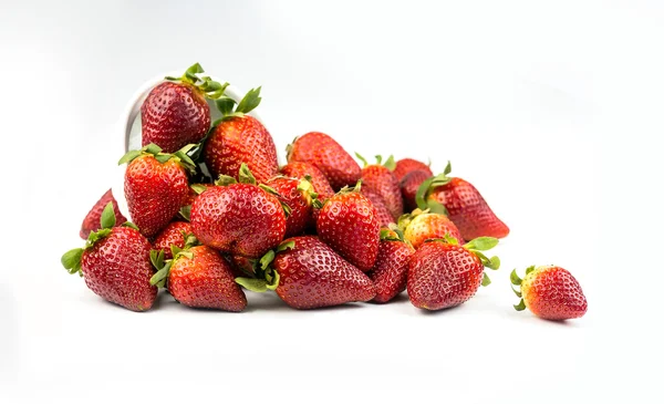 Mitad de fresa aislada sobre fondo blanco — Foto de Stock