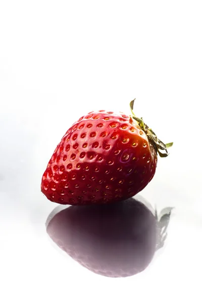 Mitad de fresa aislada sobre fondo blanco — Foto de Stock