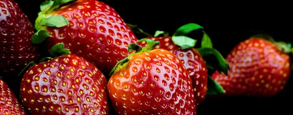 딸기 검은 배경에 고립의 절반 — 스톡 사진