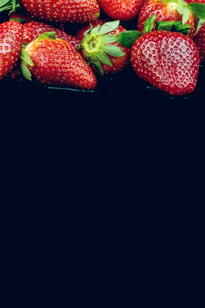 La moitié de la fraise isolée sur fond noir — Photo